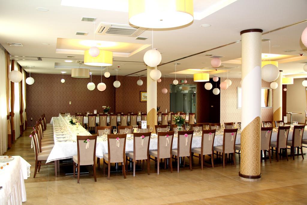 Hotel Austeria Conference & Spa 시에초시네크 외부 사진
